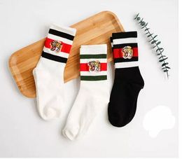 Chaussettes de sport en coton pour hommes, 1 paire = 2 pièces, motif tigre tricoté, Style célèbre, chaussettes amusantes, blanc, noir, gris, hiver