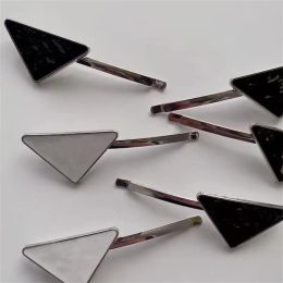 1Pairs/2pcs Metal Triangle Hair Clip met Stamp Women Girl Triangle Letter Barrettes Fashion Hair Designer Accessoires