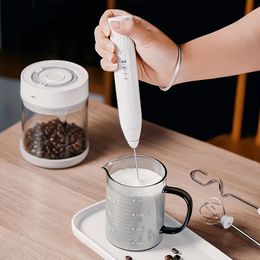 1pc Espumador de leche 3 en 1 de mano con 3 cabezales, mezclador eléctrico de espuma para bebidas con batidor USB recargable de 3 velocidades, miniespumador para café con leche, capuchino, chocolate caliente