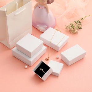 1pc Boîte de bijoux noirs / blancs boîtes en carton cadeau pour collier de boucle d'oreille Boîtes de bijoux pour femmes Boîte d'emballage avec éponge à l'intérieur