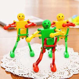 1PC Clockwork Wind Up Dancing Robot Toy pour bébé Kids Twisted Ass sur la chaîne Puzz de cadeau de développement Great Toys 240408