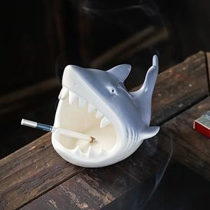 1pc, creatieve keramische haai-asbak, huishoudelijke decoratieve dwaalspoor, asbakken voor thuis, hotel, bar, kantoor, mooi cadeau voor mannen vrouwen, huishoudelijke gadget, kerstcadeaus