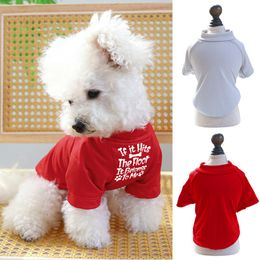 1PC Dog Shirt Letter Printing Pet Vêtements de compagnie élégants Antifades Summer Dog Vêtements Facile à porter un collier rond T-shirt pour les petits animaux de compagnie