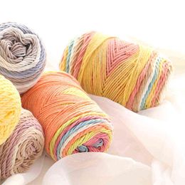 1pc fijne kwaliteit 100 g / bal ruimte kleurstof regenboog kleur katoen gemengd garen mooie zachte hand breiende draad voor deken kussen sjaal Y211129