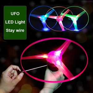 1pc drôle Spinning Flyer lumineux UFO soucoupe volante lumière LED poignée Flash Parent-enfant jouets interactifs pour enfants jeu de plein air 240105