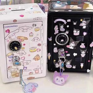 1 st Kawaii Desktop Iron Money Boxes Stuur schattige decoratieve stickers mini -opslag met slotcartoon Piggy Bank voor kindcadeau 240518