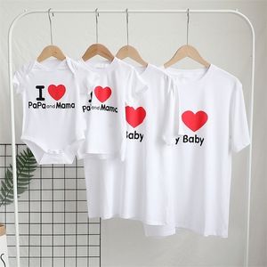 1 pc Love T -shirt Familie bijpassende kleding look Moeder dochter Dad zoon thirts mama en ik moeder baby tee shirts familie outfits 220531