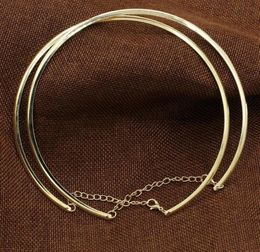 1pc Nouveau punk Torques de cercle rondes simples pour les femmes Métals Metal Gold Silver Wire Collier Collier Chureur Bijoux de mode 20182703423