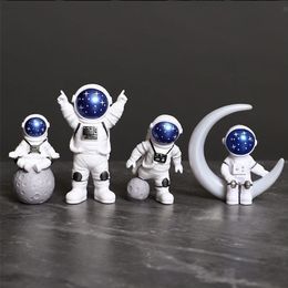 1pc résine Figure Statue Figurine Spaceman Sculpture jouets éducatifs bureau décoration de la maison astronaute modèle enfants cadeau 220811