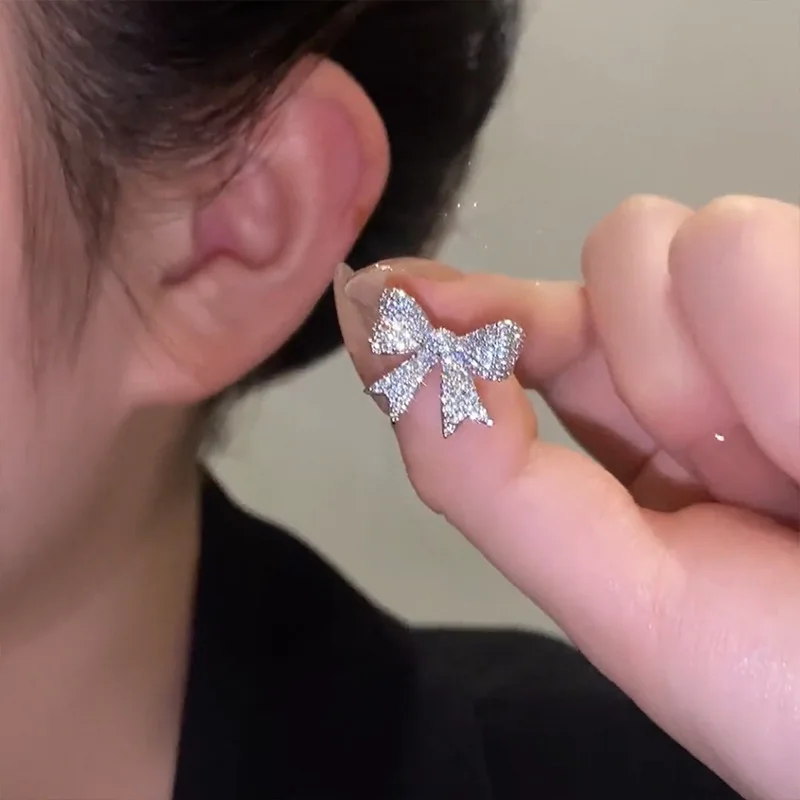 1 st Shiny Rhinestone Bow Clip Earring For Women Korean Crystal Bowknot Ingen Piercing Ear Cuff Silver Color Ear Clip SMELLED