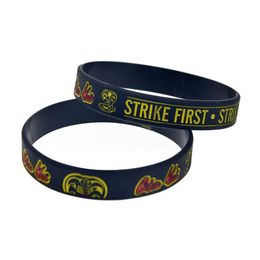 Pulsera de silicona Strike First Strike Hard No Mercy, decoración clásica, Logo negro, tamaño adulto 264Y, 1 ud.