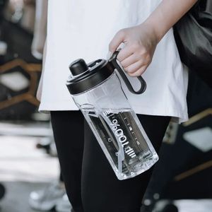 Bouteilles d'eau 1PC avec paille Tritan BPA gratuite 1500 ml de bouteille de sport Porte de transport fuite pour les femmes Gym des hommes 240409