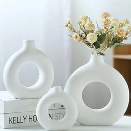 1pc Vases en céramique blanc / beige pour décoration moderne home boho cercle rond beignet vas 240425