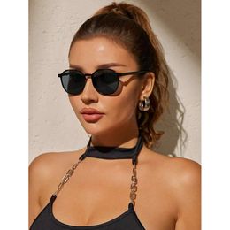 1pc Femmes Géométrique Plastique Trendy Black Frame Sunglasses pour les accessoires de vêtements de protection UV de la plage de vacances Daily Outdoor