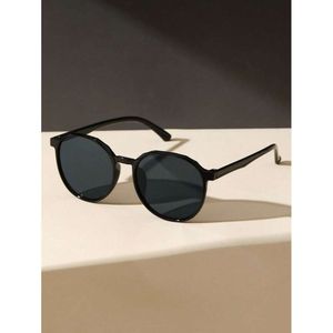 1pc Femmes Round Fashion Black Sunglasses pour voyages quotidiens UV400 Accessoires de vêtements