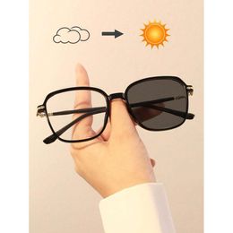 1 pk vrouwen vierkant plastic trendy zwart frame klassieke fotochrome bril voor buiten het dagelijkse leven UV -beschermingsaccessoires