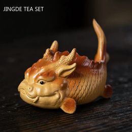 1 pieza Yixing arena púrpura té mascota creativo pez dragón adornos juego de té accesorios escultura hecha a mano decoración de mesa de té 231225