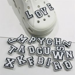 1 Uds alfabeto inglés de dibujos animados AZ letras PVC 3D zapato encantos jardín zapatos accesorios decoración ajuste banda niños regalo 220713