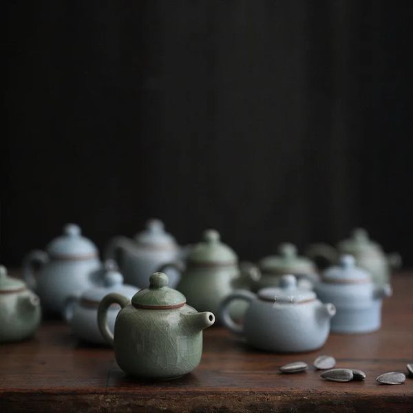 1 pièces céramique chinoise petit thé animal de compagnie Mini doigt Pot thé jouer ornement Boutique oolong thé accessoires décoration de la maison 231225