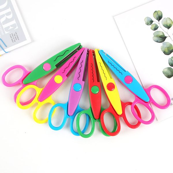 1pcs DIY Plastique décoratif artisanat Enfant School ciseaux pour le coupeur de papier Scrapbooking en dentelle expédiée au hasard