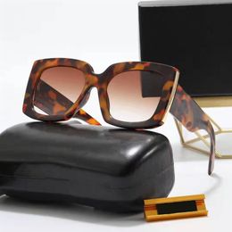 1pcs Fashion Square Sungass Sungasses Eyewear Sun Vertures de créateur Brack Metal Frame Lenses en verre foncé pour les femmes pour hommes Metter Brown192G