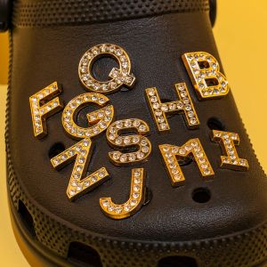 1 stks gouden bling letters schoen charmes vrijelijk combineren met metalen letters schoendecoraties accessoires voor vrouwen verstoppen jeans