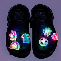 1pcs LED Charmes de chaussures Luminal Decorations épingles pour femme Men Unicorns Chouet des accessoires de sandale brillants
