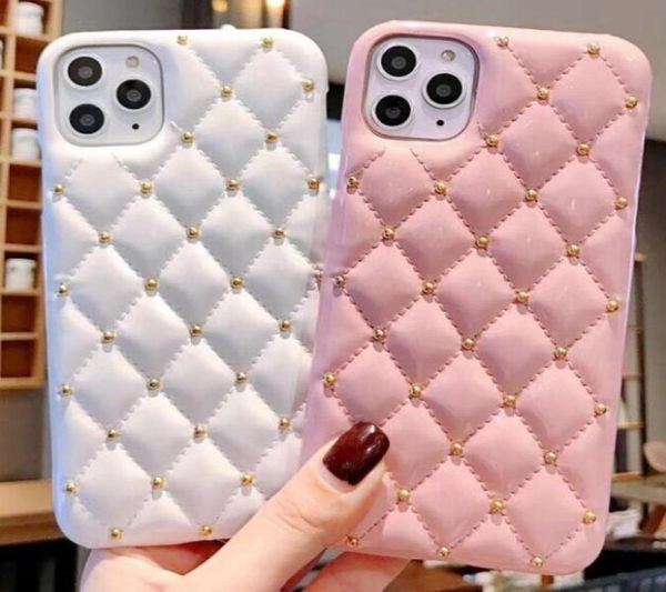 1PCS CASE THELLE CASE pour iPhone 8 XR XS 11 12 Pro Max Plus European et American Small Fragrance Style Rivet Leather Protective4319700