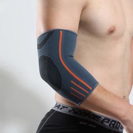1pcs Sports Elbow vendaje transpirable almohadillas de baloncesto voleibol gimnasio gimnasio manga de brazo ajustable cabaña de rodilla seguridad deportiva