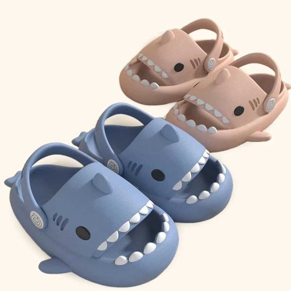 1RME Sandales Enfants pantoufles tongs de requin Flips Soft Sole Cartoon Slipper Femmes Man Sandale Sandale Eva NON SLIP Chaussages Chaussures Sandales 240423