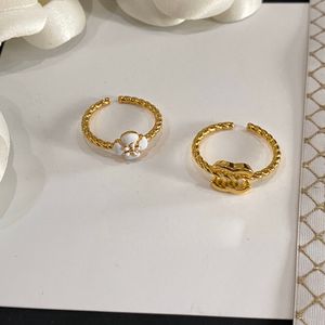 1Set (2pcs) Never Fade Letter Gold Gold Brass Copper Copper Band Band Diseñador Anillo de perla Crystal Pearl Ring para mujeres Regalos de joyería de boda One Tamaño: 7