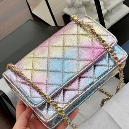 2 55 Cartera con degradado de arcoíris teñida de princesa sirena con bolsos de cadena Monedero con múltiples pochettes de colores iridiscentes acolchados de piel de cordero Vanit251a