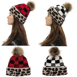 Gorro de punto con bola de pelo desmontable con estampado de leopardo de 2 colores, gorro de lana con borde rizado a cuadros navideños, gorro cálido para exteriores con estilo para mujer