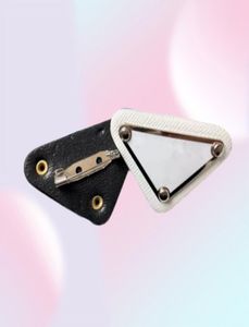 2 couleurs métal Triangle lettre broche Top qualité broche bijoux pour hommes femme accessoires de mode cadeau 2277240