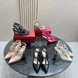 2 chaussures habillées avec des rivets de sandale à talons de haut de 10 cm High Rivets Valentin Chaussures Designer en cuir breveté Rivets pour femmes avec des goujons avec boîte à chaussures