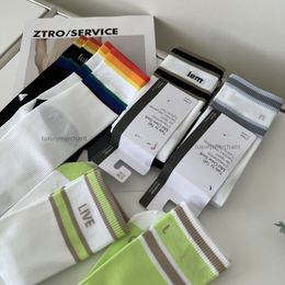 2 paires de chaussettes de yoga à séchage rapide pour les femmes Pilates mi-longs exercent des chaussettes arc-en-ciel à séchage à la sueur