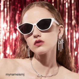 2 stuks Fashion luxe designer 2019 nieuwe persoonlijkheid onregelmatige zonnebril Fashion Net rode kattenoogzonnebril