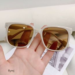 2 PCS Diseñador de lujo de moda 2022 Nuevo GM Coreano para hombre y para mujer Mismas gafas de sol Caja de tendencia Moda Arroz Clavo Gafas de sol personalizadas