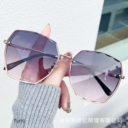 2 piezas Diseñador de lujo de moda 2023 Nuevas gafas de sol de moda recortadas sin bordes para mujer Instagram Gafas de sol de protección UV de apariencia delgada con montura grande de gama alta