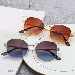 2 piezas Diseñador de lujo de moda 2023 Gafas de sol para mujeres Sombreado de playa Elegante Pantalla de marco grande Gafas de sol de cara pequeña para hombres Versión coreana Resistente a los rayos UV