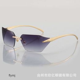 2 PCS Fashion Luxury Designer 2024 Nouvelles pièces de flexion sans cadre haut de gamme et luxueux lunettes de soleil pour hommes