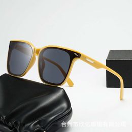 2 stuks mode luxe ontwerper 2024 nieuwe vierkante gebogen bocht frame geavanceerde vrouwelijke zonnebril tiktok netto rode zonneklep mannelijke zonnebril