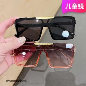 2 piezas Diseñador de lujo de moda Gafas de sol para niños Gafas de montura grande de una sola pieza de moda para niños Rendimiento de personalidad Gafas de sol para niñas protección UV
