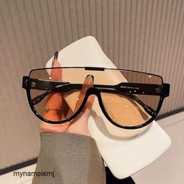 2 stuks mode luxe ontwerper modieuze zonnebril met groot frame uit één stuk lens dames groot gezicht toont dun bruin straatfoto masker zonnebril heren trend net rood