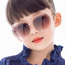 2 piezas Diseñador de lujo de moda Nuevas gafas de sol poligonales sin marco con borde cortado para niños irregulares 2020 nuevas gafas de sol coloridas para niños para hombres y mujeres