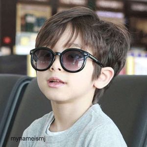 2 piezas Diseñador de lujo de moda Nueva moda gafas de sol para niños con uñas de arroz 8952 niños y niñas con montura redonda flecha Gafas de sol gafas anti ultravioleta