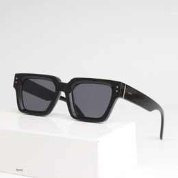2 pcs Mode Designer de luxe Nouvelles lunettes de soleil Lvjia Boîte de mode classique Unisexe Ins Style Lunettes de soleil