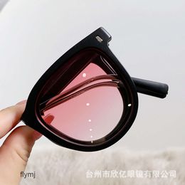 2 pcs Designer de luxe de mode Nouveau style coke troisième génération jambes de miroir en métal pliantes lunettes de soleil ultra légères Tiktok avec protection UV pour femmes