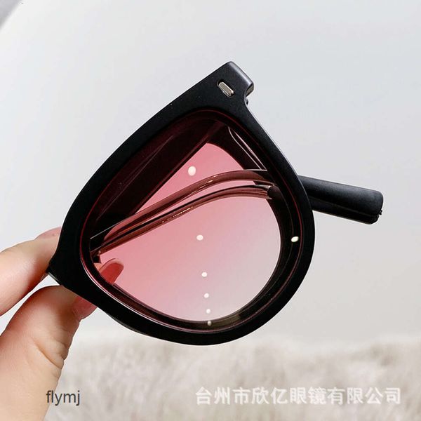 2 piezas Diseñador de lujo de moda Nuevo estilo Coca-Cola de tercera generación Patas de espejo de metal plegables Gafas de sol ultraligeras Tiktok con protección UV para mujer