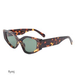 2 pcs Designer de luxe de mode Nouvelles lunettes de soleil pour femmes style oeil de chat haut de gamme et polyvalent décontracté lunettes de soleil pare-soleil en plein air